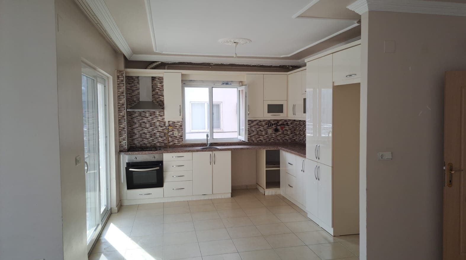GAZİ'DE DOĞALGAZLI ARA KAT GENİŞ DAİRE